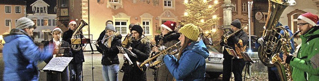 Fr Weihnachtsstimmung sorgte die Stad... mit ihrem kleinen Konzert im Stdtle.  | Foto: Jutta Binner-Schwarz