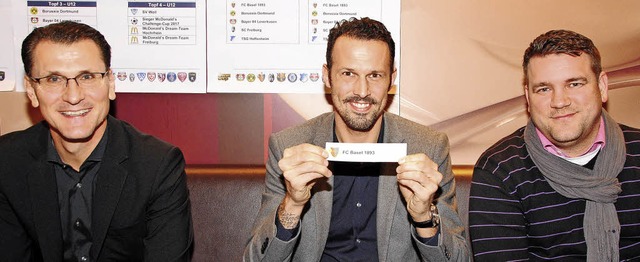 Thomas Sieberer von McDonald&#8217;s  ...Fuballnationalspieler Marco Streller   | Foto: Sedlak