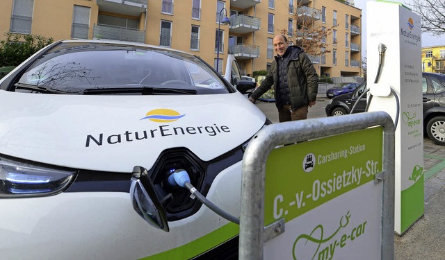 Vor dem Losfahren muss das Fahrzeug er...n der Ladestation abgekoppelt werden.   | Foto: Rita Eggstein