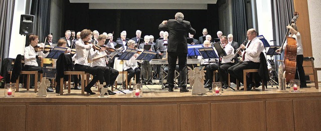 Orchester und Chor beim Schlusslied des Konzerts.   | Foto: Regina Lorenz