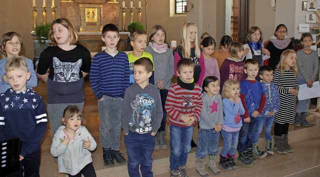 Die Kinder sind schon ganz gespannt au...r in der Kirche St. Michael in Istein.  | Foto: Pfarrgemeinde