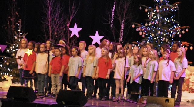 Der Kinderchor &#8222;Les Rossignol&#8...und franzsischen Weihnachtsliedern.    | Foto: Kai Kricheldorff