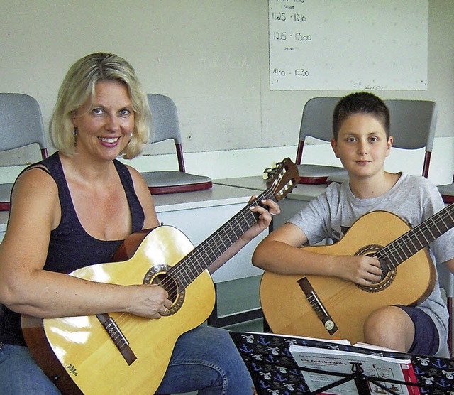 Aller Anfang ist schwer, auch beim Gitarrenspiel.   | Foto: ZVG