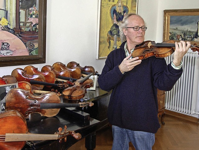 Der Geigenbauer und Musikprofessor Tho... beim Weihnachtsoratorium in Altweil.   | Foto: Nico Neymeyer