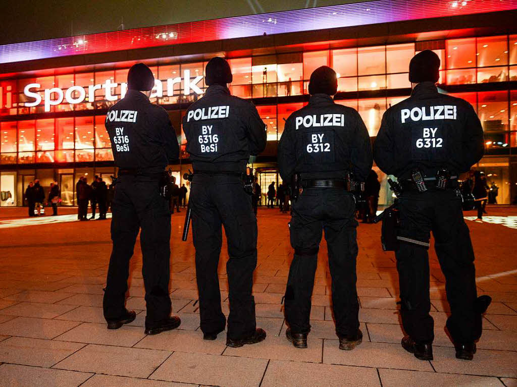 Polizeischutz vor dem Audi-Sportpark.