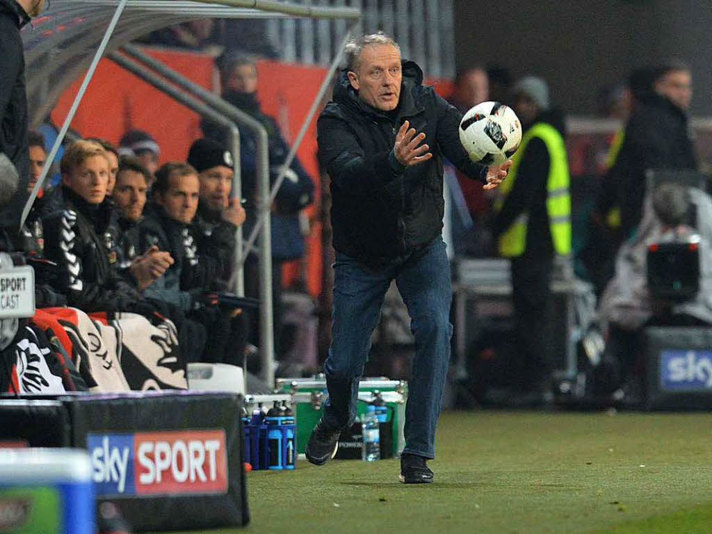 Christian Streich hilft tatkrftig mit.