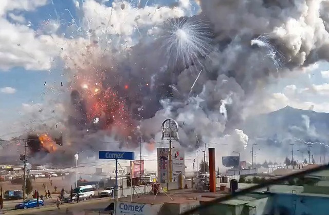 Die riesige Explosion sprengte ein ganzes Gebude in die Luft.   | Foto: AFP