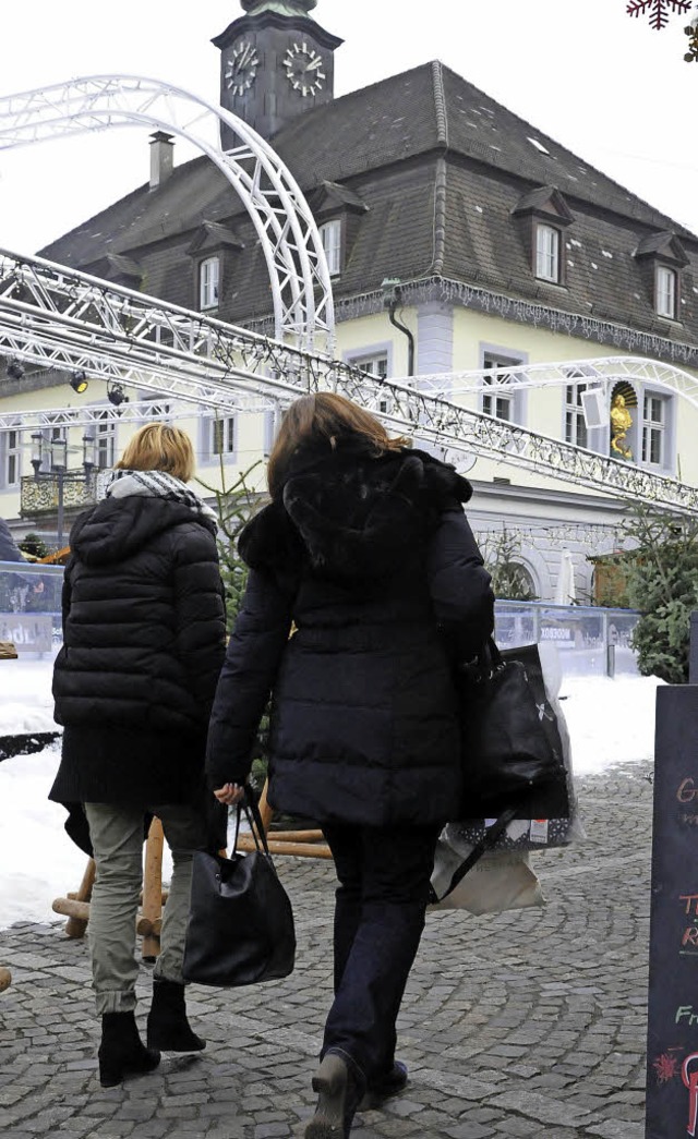 Gut bepackt vom Weihnachts-Shopping lo...ch auf dem Emmendinger Weihnachtsmarkt  | Foto: Markus Zimmermann