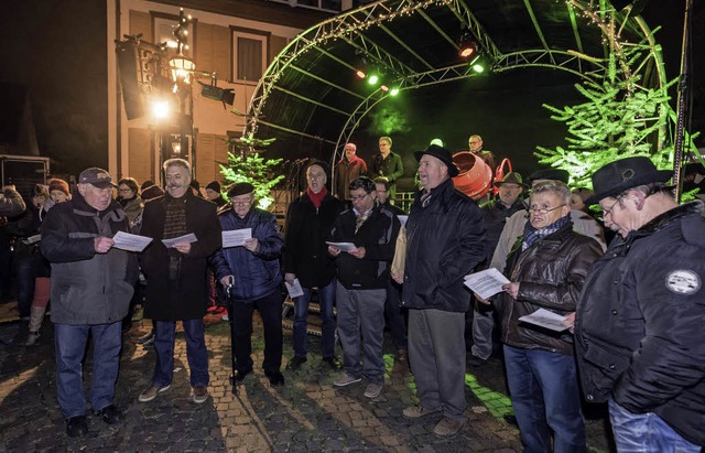 Gesangverein und Musikkapelle versamme...er Rundbogenbhne auf dem Sonnenplatz.  | Foto: Bernhard Rein