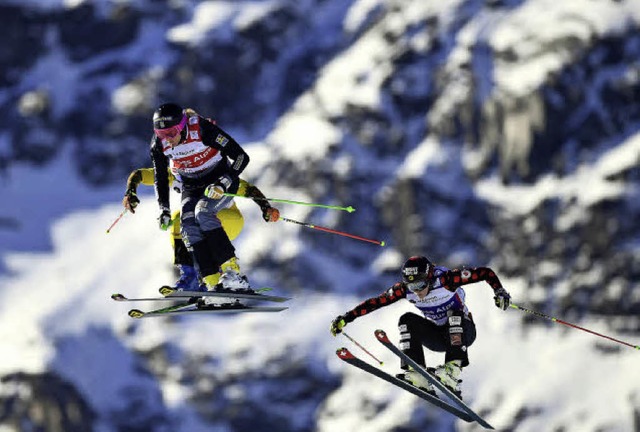 Skicross ist ein wilder Ritt im Schnee...em Trainingssturz in Innichen im Koma.  | Foto: afp