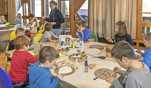 Kreativ waren die Kinder beim Basteln dabei.  | Foto: Chris Seifried