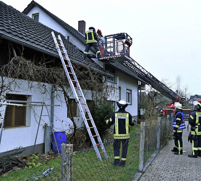 Einsatz der Drehleiter beim Brand in Nonnenweier   | Foto: W. Knstle