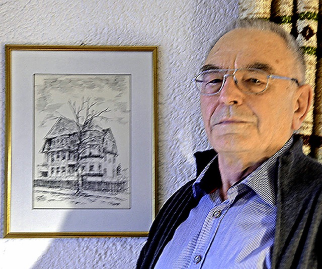 Ulrich Boetzer mit dem Bild des Hauses, in dem er als Kind in Berlin lebte.   | Foto: Sarah Beha