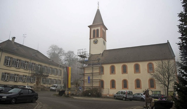 Wieder eine Augenweide: der Turm der ehemaligen Stadtkirche in Sulzburg  | Foto: volker mnch