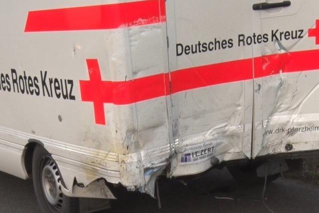 DRK-Rettungswagen kollidiert mit Kleinbus bei Riegel – Sieben Menschen verletzt