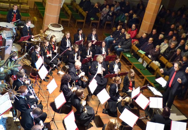 Zu einem   Weihnachtskonzert hatte der...usikverein in die  Kirche eingeladen.   | Foto: Susanne Bremer