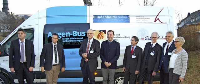 Minister Hauk (2. von links) berreich...er im Januar auch nach Schnau kommt.   | Foto: Claudia Renk