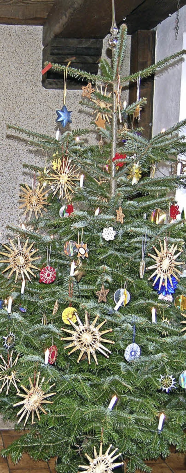 Nur mit Sternen ist in diesem Jahr der Weihnachtsbaum im Haus Mutter geschmckt.  | Foto: Claudia Renk