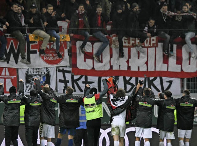 Ab in die Winterpause: Der SC Freiburg...edet sich in Ingolstadt von den Fans.   | Foto: dpa