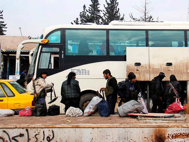 Syrische Rebellen wurden aus Aleppo evakuiert.  | Foto: AFP