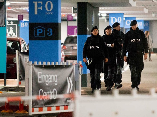 Polizisten patrouillieren in einem Par... Einkaufszentrum Centro in Oberhausen.  | Foto: dpa