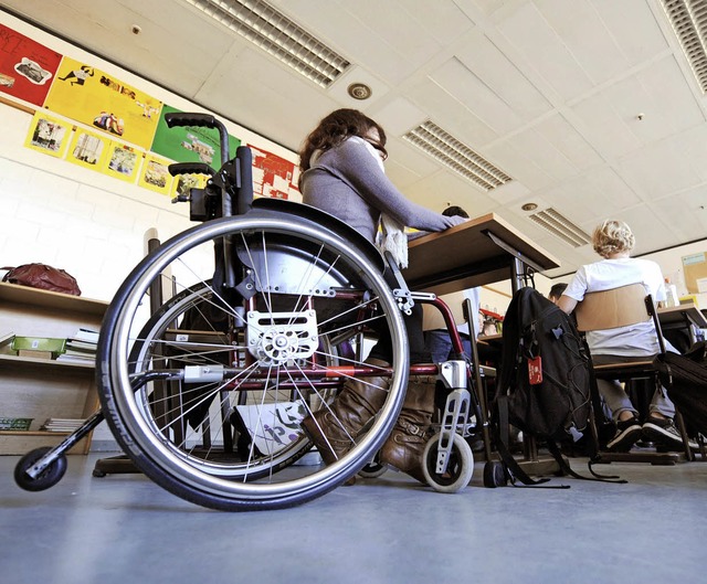 Nicht nur in der Schule ist Inklusion ...it Behinderung oft zu wnschen brig.   | Foto: Holger Hollemann/dpa