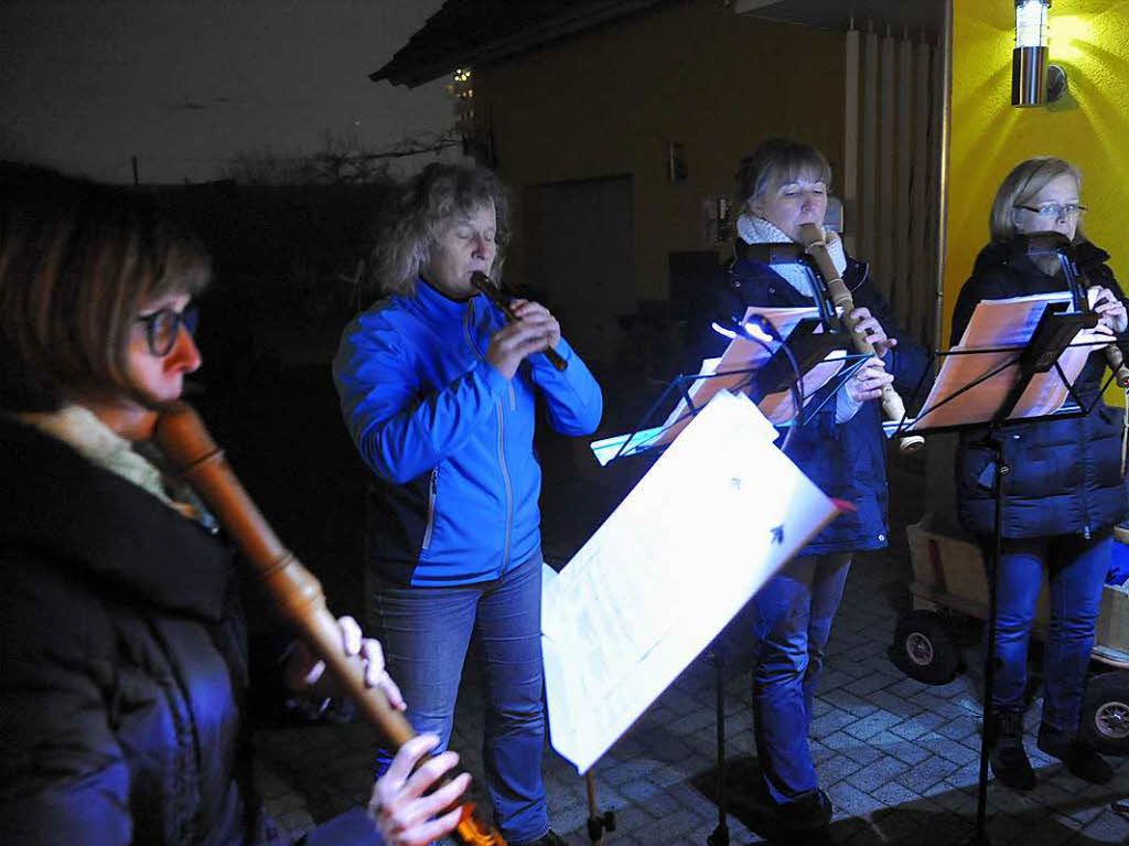 Vielerorts, wie hier in einer Hofeinfahrt an der Bahnhofstrae in Denzlingen, bereicherten Musikgruppen das Programm.