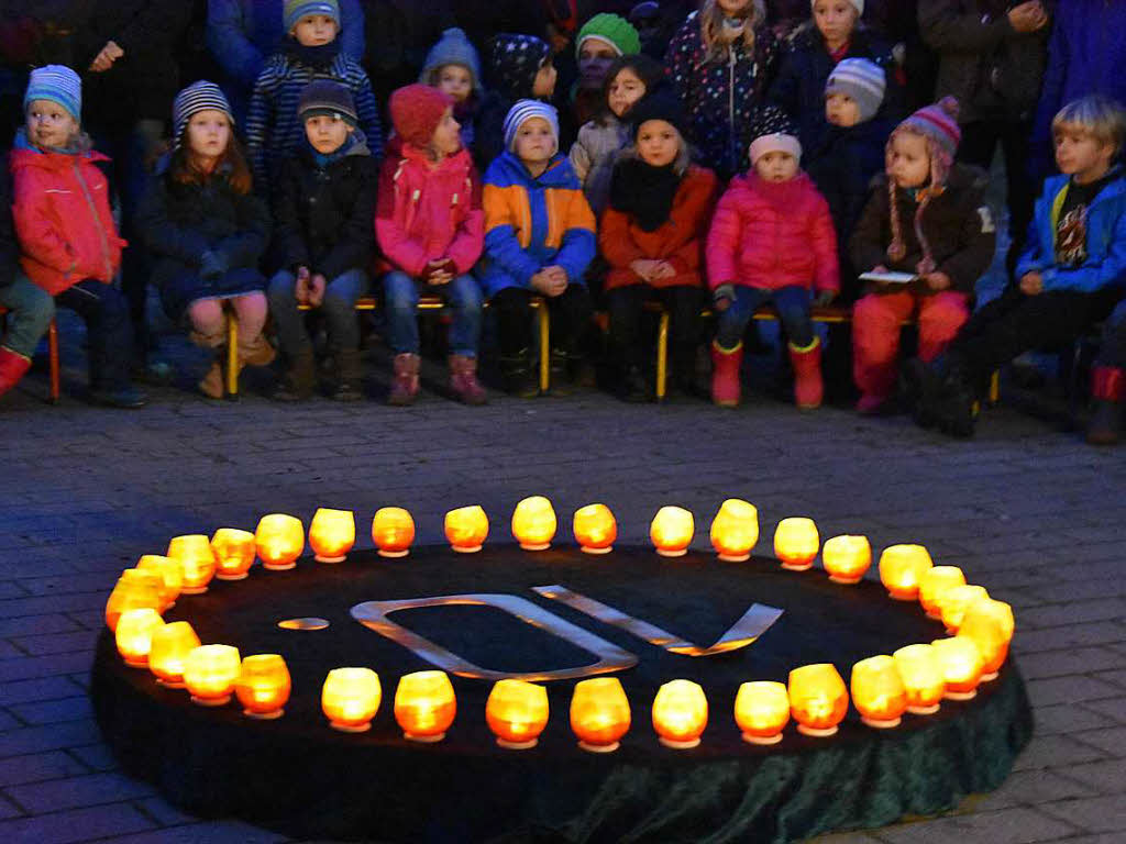 Lebendiger Adventskalender feiert in Gundelfingen  10-jhriges Bestehen.