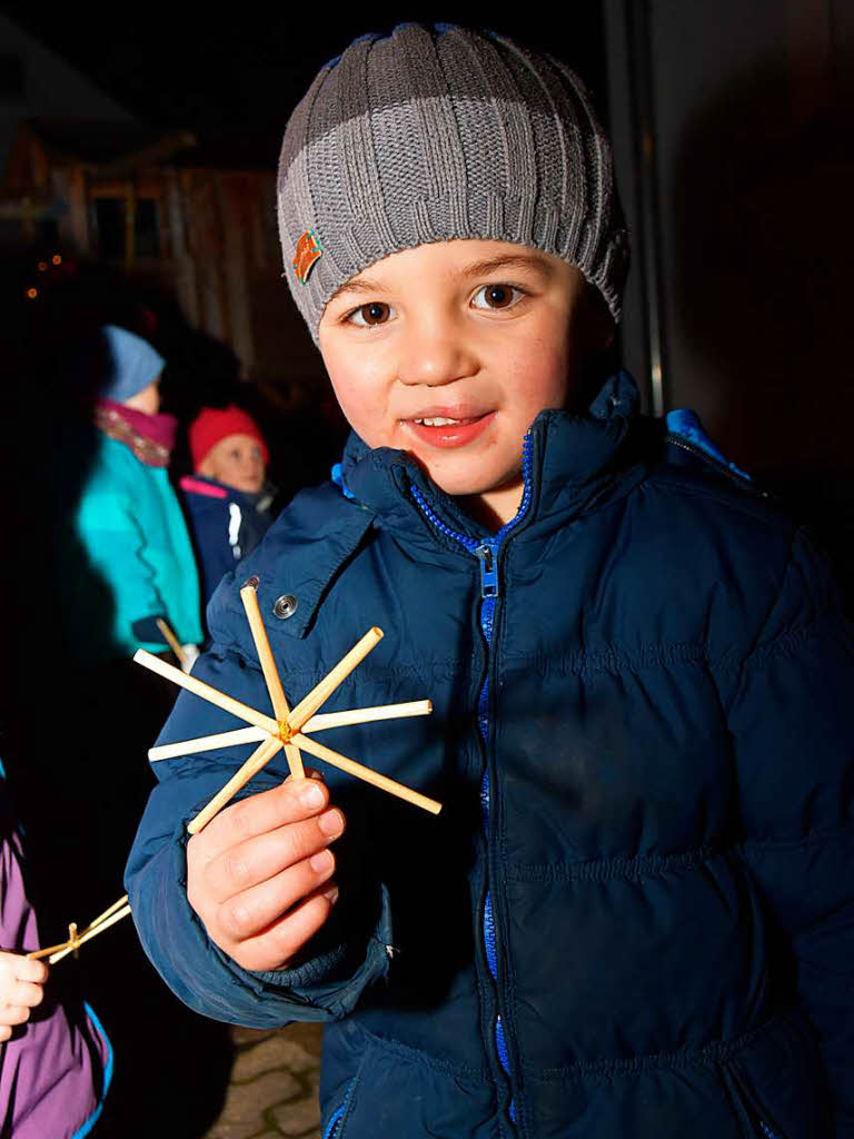 Beim Adventskalender bei der Familie Slisko in Gundelfingen wurden Strohsterne verschenkt - passend zu der Geschichte, welche den Kindern erzhlt wurde.