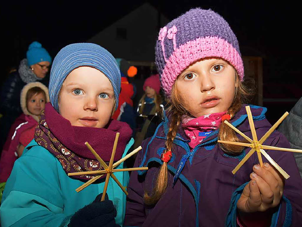 Beim Adventskalender bei der Familie Slisko in Gundelfingen wurden Strohsterne verschenkt - passend zu der Geschichte, welche den Kindern erzhlt wurde.