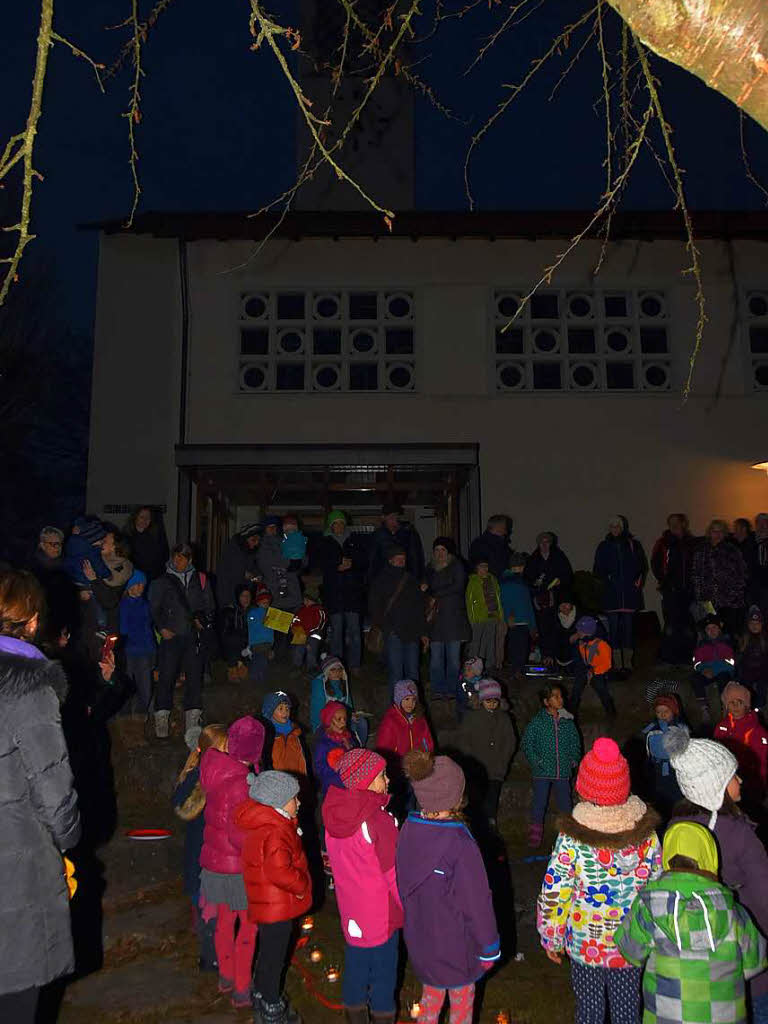 Vor der katholischen Kirche in Gundelfingen versammelten sich die Kinder vom Kinderchor Ton-in-Tnchen, um fr die Gste zu singen.