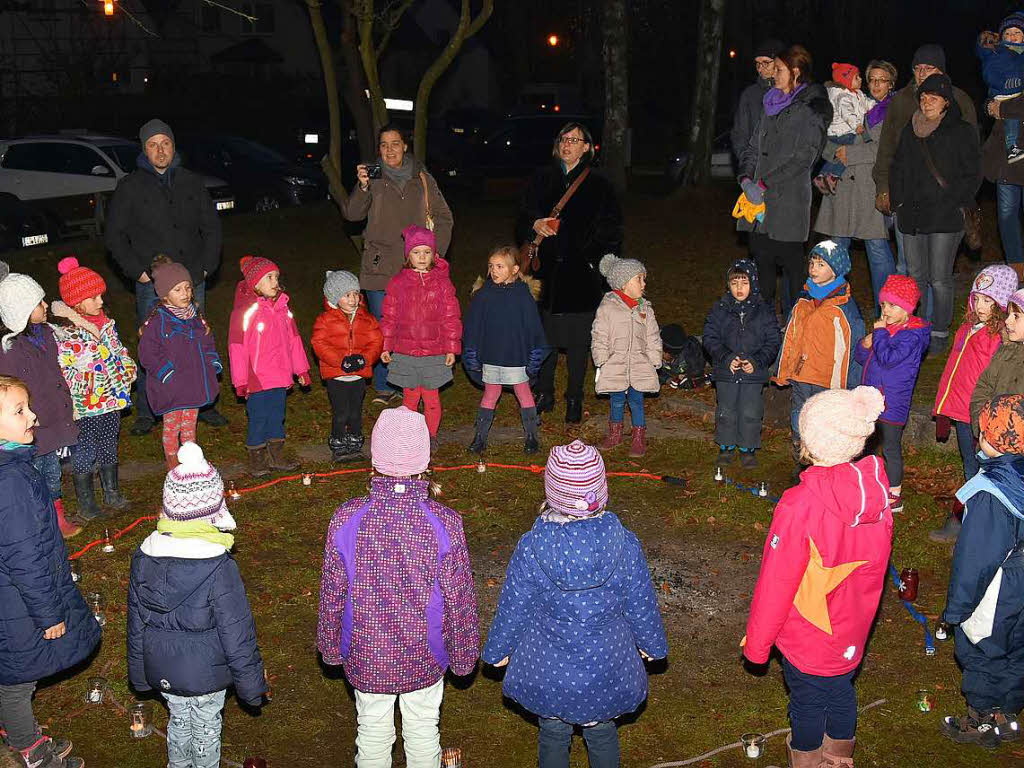 Vor der katholischen Kirche in Gundelfingen versammelten sich die Kinder vom Kinderchor Ton-in-Tnchen, um fr die Gste zu singen.