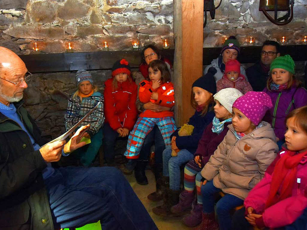 Hartwig Brutzer las den Kindern im Keller des  Englerbeck-Huus eine Weihnachtsgeschichte vor, deren Ende recht lustig war.