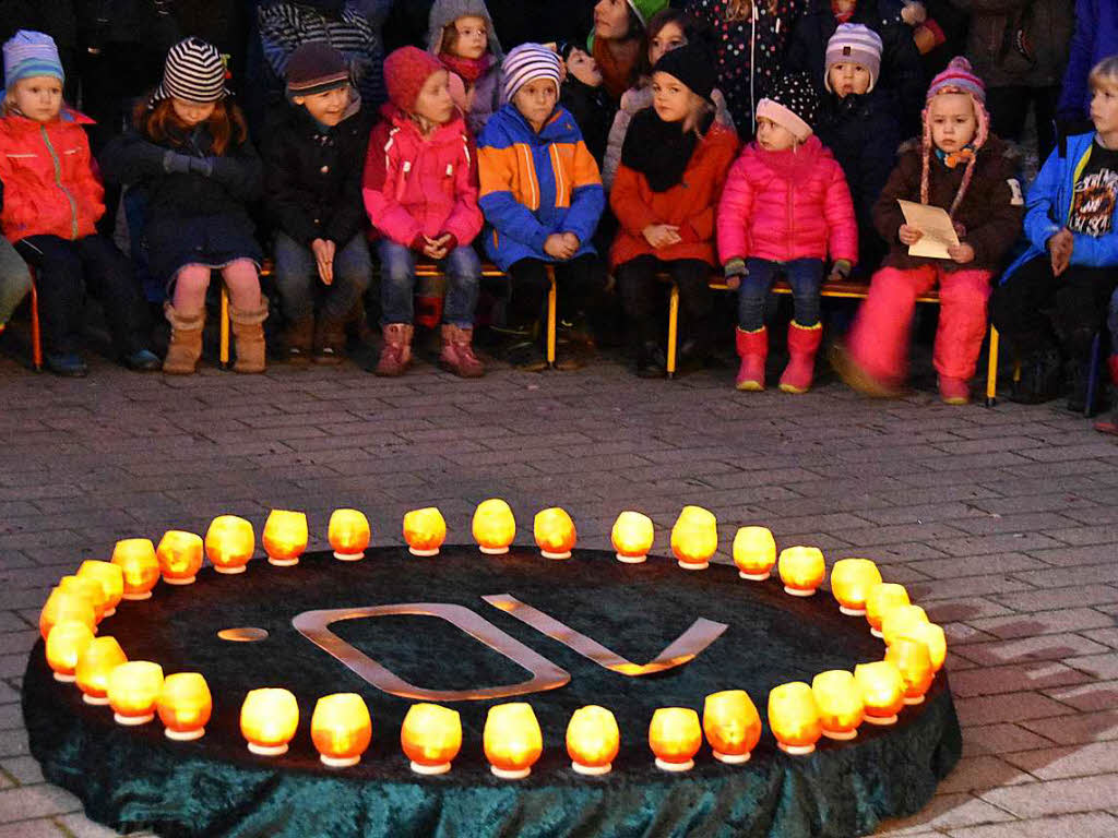 Lebendiger Adventskalender feiert in Gundelfingen  10-jhriges Bestehen.