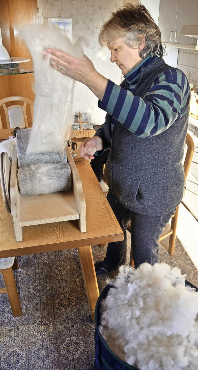 Mit der Kardiermaschine wird die Wolle...ung in gleichmige Bnder gestreckt.   | Foto: Ralf Morys