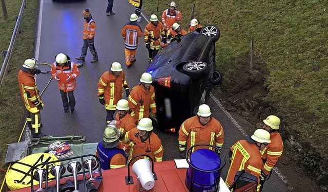 Die Feuerwehr Freiamt barg eine Autofahrerin aus deren umgestrzten Auto.   | Foto: Michael Hilbert