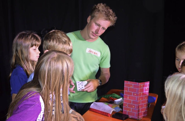 Andreas Vetter, hier beim Zauberworksh... seiner Heimatgemeinde Bleichheim ein.  | Foto: Privat