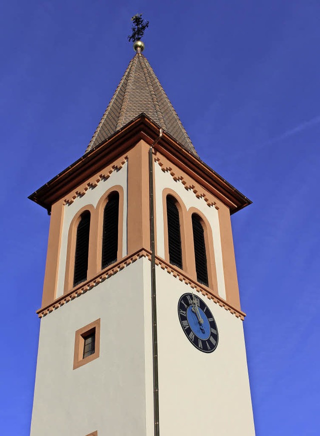 Der frisch sanierte Kirchturm strahlt mit dem blauen Winterhimmel um die Wette.  | Foto: Ingeborg Grziwa