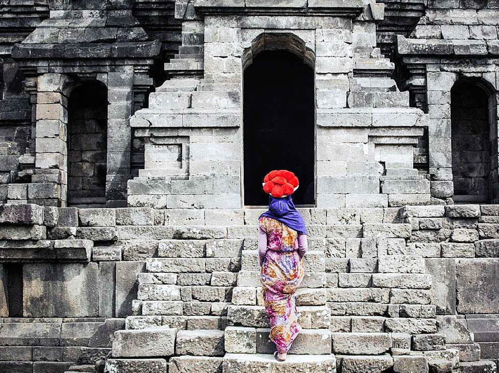 Mit dem Bollenhut um die Welt. Dieses Bild entstand vor einem Tempel in Lawang (Indonesien).