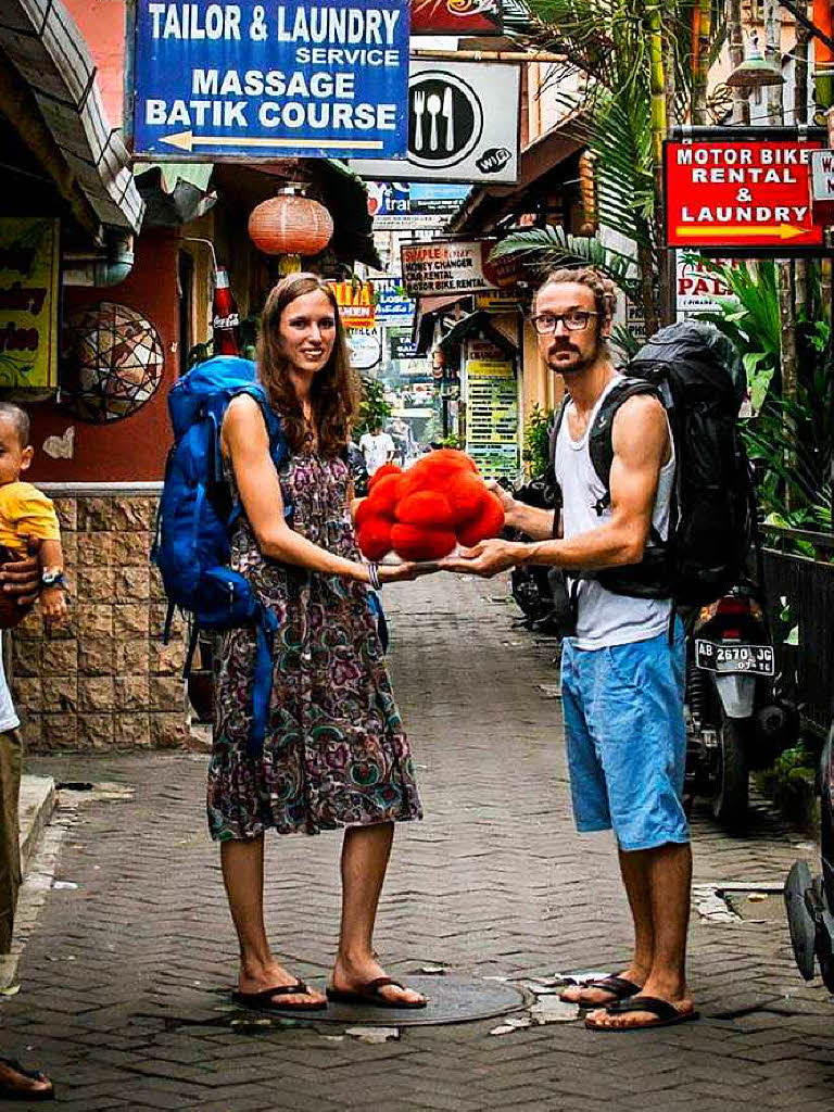 Flora Wenczel und Josef Weis reisen mit dem Bollenhut um die Welt. Hier sind sie in Yogyakarta(Indonesien).