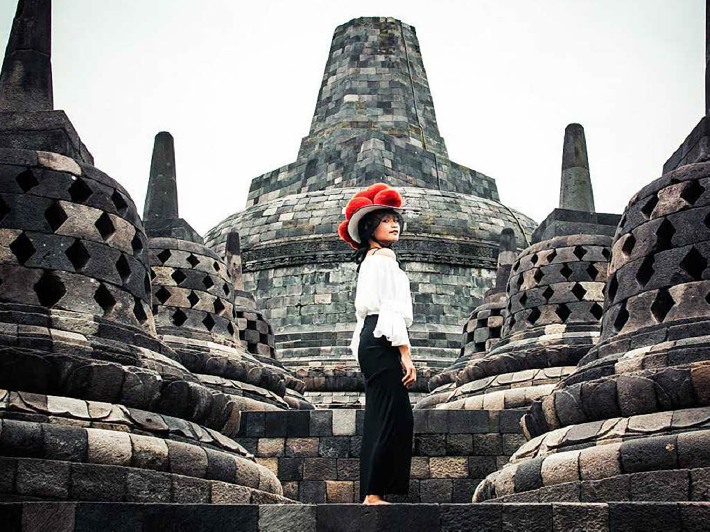 Mit dem Bollenhut um die Welt. Dieses Bild entstand in Borobudur (Indonesien).