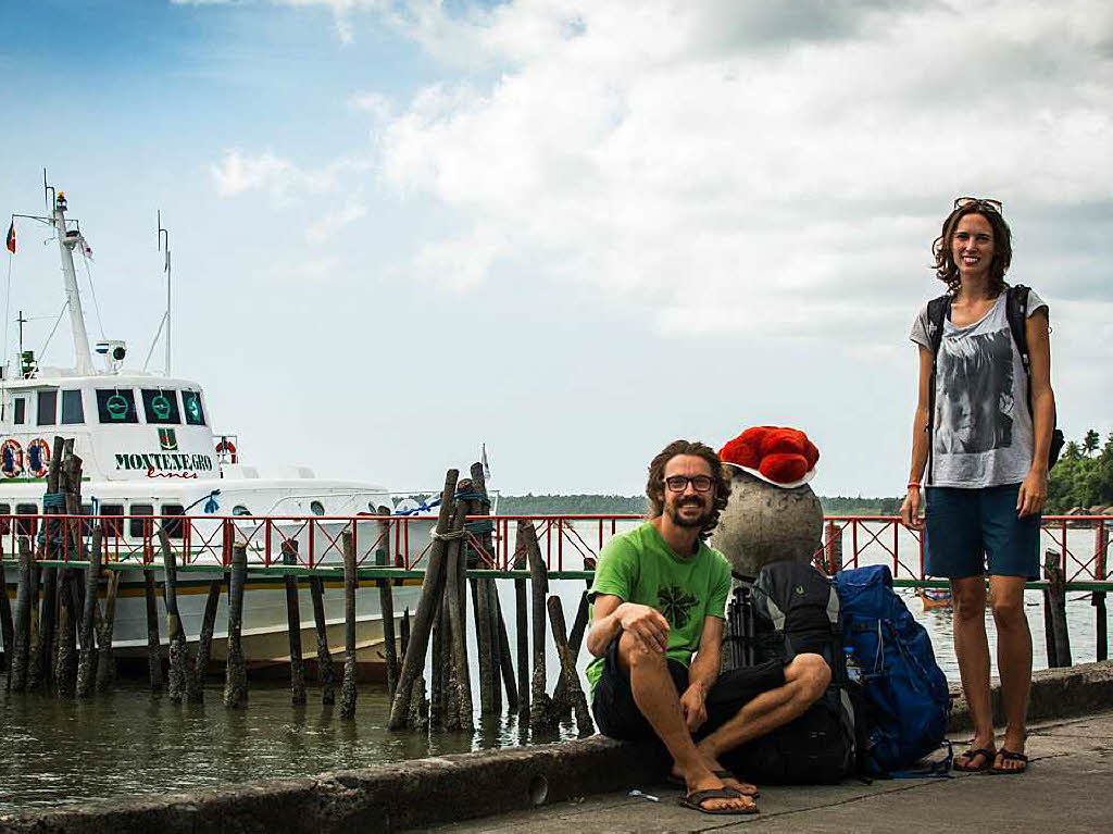 Flora Wenczel und Josef Weis reisen mit dem Bollenhut um die Welt. Hier sind sie im Hafen von Masbate (Philippinen) zu sehen.