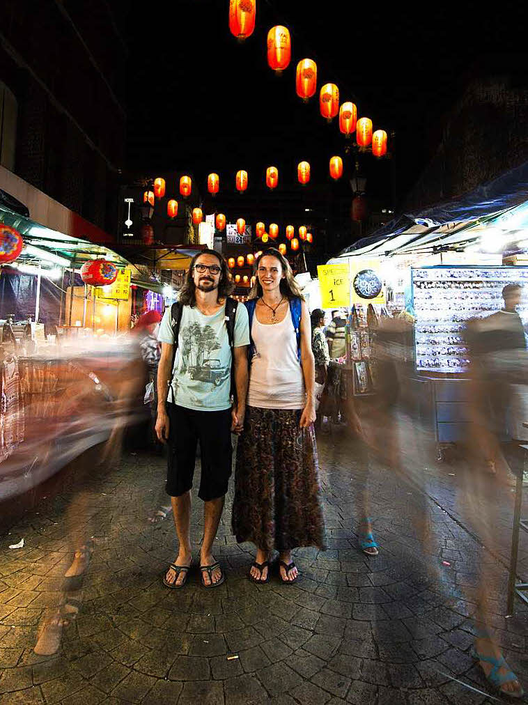 Flora Wenczel und Josef Weis reisen mit dem Bollenhut um die Welt. Hier sind sienach ihrer Ankunft in China Town in Kuala Lumpur (Malaysia) zu sehen.