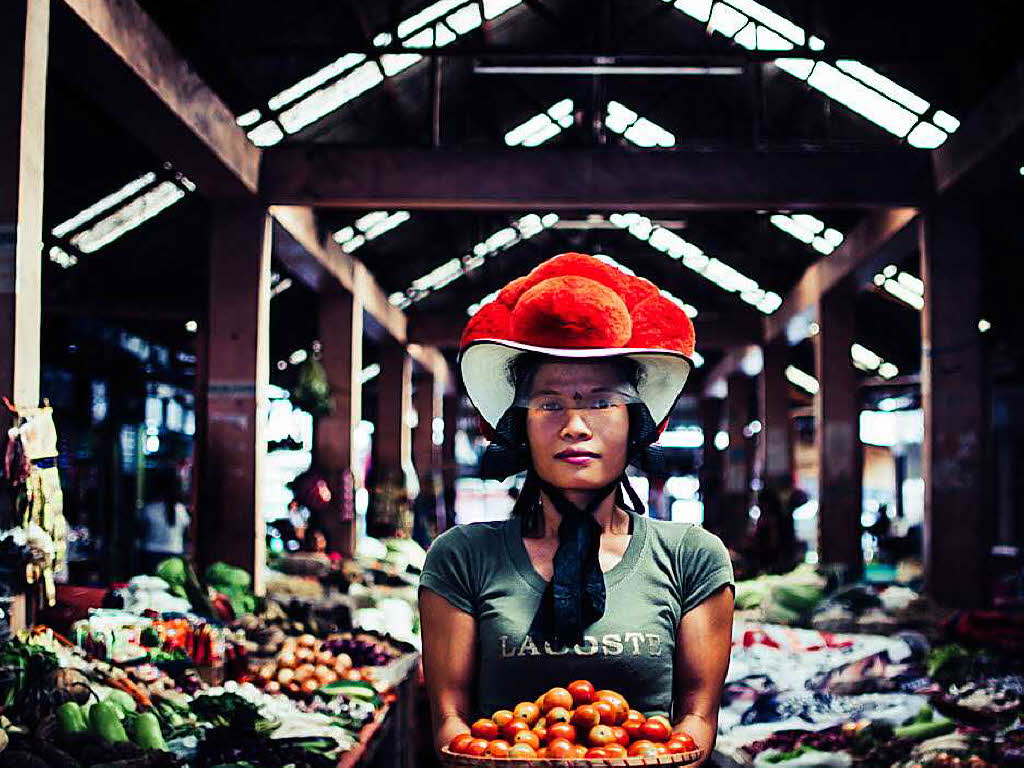 Mit dem Bollenhut um die Welt. Dieses Bild entstand auf einem Markt in Camiling (Philippinen).