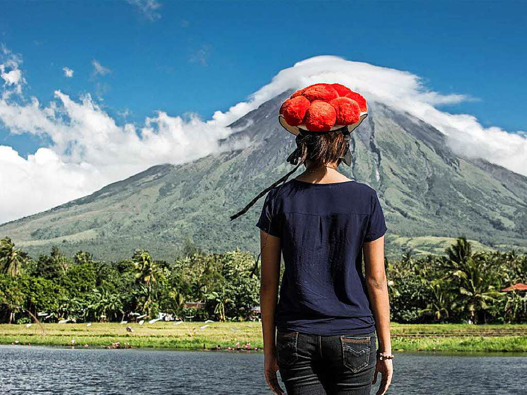 Mit dem Bollenhut um die Welt. Dieses Bild entstand vor dem Mount Mayon (Philippinen).