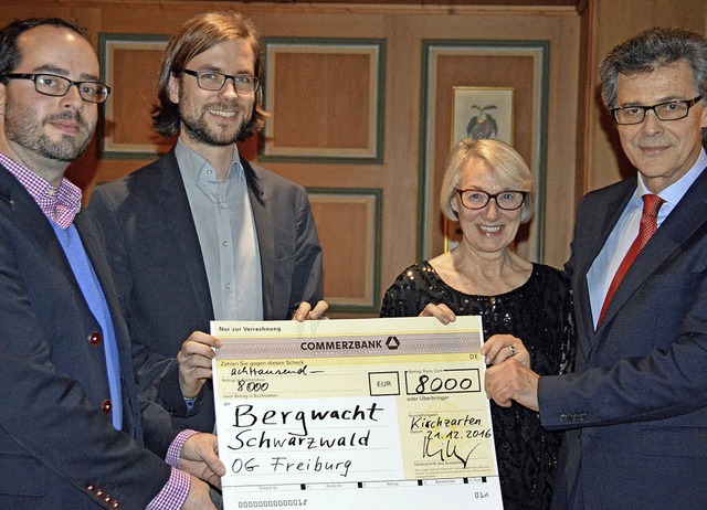 Franz  Ritter und Evelin Dressler vom ...euen Rettungsfahrzeuges (von rechts).   | Foto: Gerhard Lck