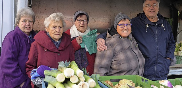 Flinke Finger haben (von links): Chris...reut sich ber die Spende der Gruppe.   | Foto: Manfred Herbertz