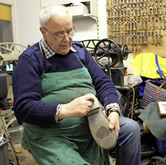 Schuhmacher Alfred Pfeuffer bei der Ar...Oberen Wiesental ihre Schuhe besohlen.  | Foto: Anja Bertsch