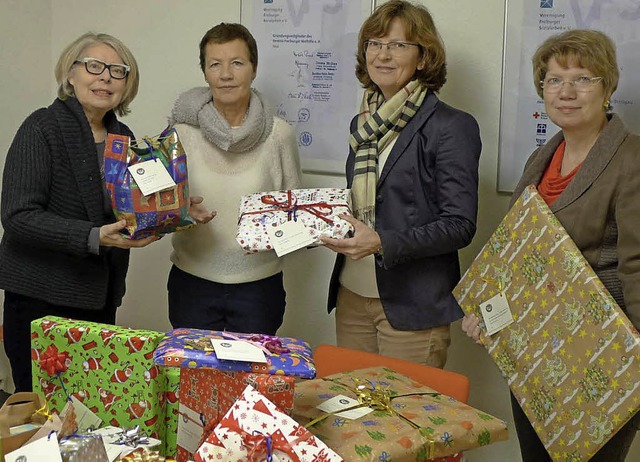 Bei der Geschenkbergabe (von links): ...Lengerich (SI) und Gudrun Kreft (SI).   | Foto: privat
