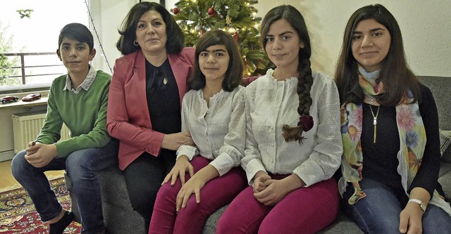 Najlaa Yaghi mit ihren Kindern Ibrahim...li (von links) vor dem Weihnachtsbaum   | Foto: Michael Bamberger